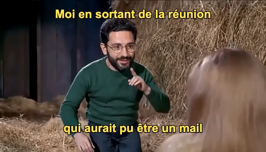 Un mème Rumpelstiltskin terminé : l'homme de la photo danse sur la pointe des pieds dans la grange, avec les légendes « Moi en sortant de la réunion » et « qui aurait pu être un mail » en jaune
